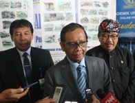 Wagub Cok Ace Saksikan Penganugerahan Universitas Udayana Award pada Menkopolhukam RI Menkopolhukam