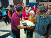 Kelurahan Penatih Denpasar Bagikan Sembako Kepada Warga Kurang Mampu Kelurahan Penatih Denpasar