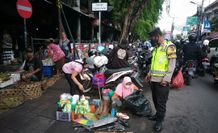 Desa Dauh Puri Klod Lakukan Penataan Pedagang Tumpah di Jalan Waturenggong Denpasar