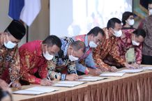 23 Pemerintah Kabupaten/Kota Tandatangani Komitmen Reformasi Birokrasi Tematik Penanggulangan Kemiskinan di UGM UGM