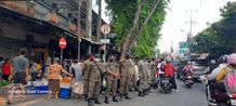 Tim Desa Dauh Puri Kelod Awasi Pedagang Tumpah dan Parkir di Kawasan Pasar Sanglah Penertiban pasar