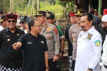 Gubernur Koster dan Kapolda Bali Tinjau 3 Lokasi Bencana di Kabupaten Tabanan Lokasi Bencana
