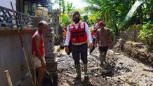 Wabup Ipat Tinjau BTN Sangkaragung Pascabanjir Bandang, Cek Fasilitas Kesiapan Dapur Umum dan Pelayanan Kesehatan Banjir