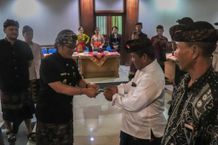 Bupati Giri Prasta Serahkan Bantuan Hibah Daerah Kepada Masyarakat, Komitmen Tuntaskan Pembangunan di Kabupaten Badung Bupati Badung