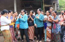 Rai Wahyuni Sanjaya Dampingi Putri Suastini Koster Turun Menyapa dan Berbagi dengan Masyarakat Terdampak Bencana di Tabanan Banjir