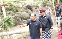 Bupati Sanjaya Dampingi Gubernur Koster Tinjau Lokasi Terdampak Bencana Alam di Tabanan Bencana Alam