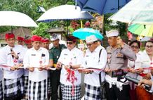 Wujud Srada Bhakti Seimbangkan Pembangunan Sekala Niskala, Bupati Sanjaya Resmikan Jalan Penghubung Bolangan-Besikalung Jalan