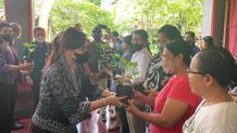 Ayu Kristi Arya Wibawa Serahkan Ratusan Bibit Cabai di Bazzar Pangan Br. Praja Sari Peguyangan Bazzar Pangan