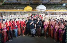 Hadiri Ngaben Massal Desa Adat Geluntung, Bupati Sanjaya Minta Warga Kompak Bersatu Laksanakan Yadnya Yadnya