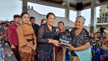 Ketua TP. PKK Kabupaten Bangli Serahkan Ratusan Paket Sembako Kepada Warga Kurang Mampu Kurang Mampu