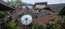Merajan Warga di Desa Tista Roboh Tertimbun Material Longsor longsor