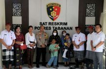Bupati Sanjaya Dampingi Menteri P3A Jenguk Anak Korban Kekerasan Orang Tua Kekerasan Orang Tua