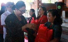 Wujud Perhatian, Rai Wahyuni Sanjaya Bagikan 560 Paket Sembako Kepada Pendidik dan Tenaga Kependidikan Sembako