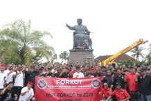 Momen Sumpah Pemuda, Bupati Sanjaya Pimpin Pemasangan Patung Bung Karno Patung Bung Karno