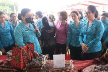 Ketua TP PKK Kabupaten Tabanan Hadiri Pasar Rakyat Kabupaten Karangasem Pasar Rakyat
