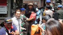 Bupati Jembrana Kembali Salurkan Logistik untuk Warga di Kaliakah dan Pebuahan Sembako