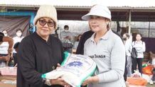 Pemerintah Jamin Logistik Pengungsi Banjir Bandang, Putri Koster Serahkan 2,1 Ton beras di Jembrana Sembako