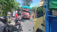 Diduga Mengantuk Jadi Sebabkan Adu Jangkrik Antar Truk di Desa Temukus Tabrakan Truk