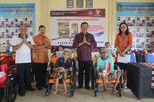 Peringati HUT Ke-51 KORPRI, Sekda Bali Serahkan 51 Kursi Roda Ke Yayasan Bunga Bali Menyerahkan kursi roda
