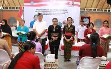 Dalam Rangka Penanganan Dampak Inflasi, Ketua Tim Penggerak PKK Provinsi Bali Serahkan Bantuan Sosial Kepada Kader PKK Desa dan Kelurahan di Buleleng Ketua Tim Penggerak PKK Provinsi Bali