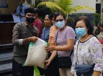 Tekan Laju Inflasi, Kelurahan Peguyangan Bagikan Ratusan Paket Sembako Kepada Warganya Bagi Sembako