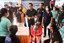Tinjau Safari Kesehatan di Desa Peguyangan Kangin, Wawali Arya Wibawa Ikuti Cek Kesehatan Mata Kesehatan Mata