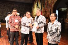 Puncak Peringatan Hari PGRI Ke-77 dan Hari Guru Nasional di Denpasar, Wawali Arya Wibawa Serahkan Penghargaan Widya Purna Nugraha Kepada Guru serahkan penghargaan