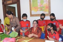 Diskerpus Badung Gelar Pelatihan Buat Sarana Upakara Kadiskerpus Ni Wayan Kristiani