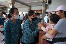 Pembukaan Posyandu Paripurna di Kecamatan Denpasar Selatan, Ayu Kristi Arya Wibawa Berikan PMT Pada Balita, Ibu Hamil dan Lansia posyandu