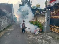 Puskesmas II Denut Fogging Ratusan Rumah Warga di Jalan Buluh Indah Fogging