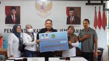 Bupati Tamba Serahkan Bantuan Sanpras Usaha Bagi 10 KUBE Jembrana