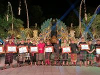 Wali Kota Jaya Negara Serahkan Hadiah Penampilan Terbaik Parade Baleganjur Maha Bandana Prasadha Wali Kota Jaya Negara