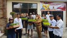 Antisipasi Laju Inflasi, Kelurahan Peguyangan Bagikan Bibit Aneka Tanaman Kepada Warga bagi bibit tanaman