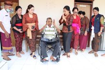 Kunjungi Lansia, Antari Jaya Negara Serahkan Kursi Roda Denpasar
