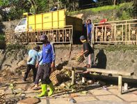 Antisipasi Banjir, PUPR Denpasar Rutin Bersihkan Sampah di Sungai membersihkan sampah