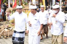 Wawali Arya Wibawa dan Sekda Alit Wiradana Hadiri Upacara Petirtan di Pura Dalem Penataran Desa Adat Sumerta upacara petirtaan