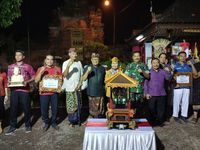 Sarasehan Peringatan Hari Puputan Margarana Ke-76, Sekda Serahkan Piala Bergilir Lomba Napak Tilas Denpasar