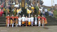 Hadiri Karya Pujawali Mapedudusan Agung di Pura Pasar Agung Giri Tohlangkir Besakih, Seniasih Giri Prasta Serahkan Bantuan Upakara Pujawali Rp400 Juta Badung