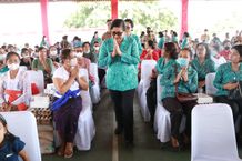 Ketua TP PKK Provinsi Bali Menyapa dan Berbagi Serta Penyerahan Bantuan Sosial di Kabupaten Buleleng Ketua TP PKK Provinsi Bali