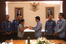 Peringati HUT Ke-51 KORPRI, Sekda Adi Arnawa Serahkan Santunan Dana Kematian penyerahan santunan