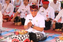 Perayaan Tumpek Landep, Bupati Tabanan Berikan Kuis Kepada Para Peserta Sembahyang Peserta