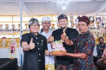 Bupati Giri Prasta Hadiri Puncak Karya Atiwa-tiwa Pitra Yadnya Desa Adat Angantaka Bupati Nyoman Giri Prasta