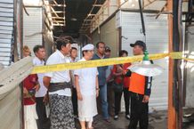 Sekda Adi Arnawa Tinjau Lokasi Kebakaran Pasar Mengwi, Pastikan Masyarakat Pedagang Terdampak Dapatkan Kompensasi sekda badung