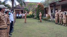 Sekda Alit Wiradana Pimpin Apel Disiplin di Kantor DLHK Kota Denpasar apel disiplin