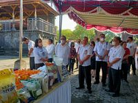 Komitmen Atasi Inflasi, Jaya Negara Tinjau Giat Pasar Murah di Desa Dangin Puri Kelod pasar murah