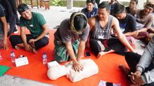 Pelatihan Bantuan Hidup Dasar dan Simulasi Evakuasi Gempa di Karangasem fk unud