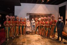 TCI Fakultas Pariwisata Unud Tampilkan Paduan Suara Dihadapan Ibu Kepala Negara Republik Indonesia dan Tiongkok TCI Fakultas Pariwisata Unud