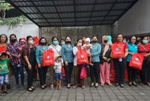 Percepatan Penurunan Stunting, TP PKK Kota Denpasar Serahkan Bantuan 160 Paket PMT stunting