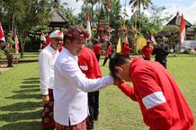 Bupati Sedana Arta Lepas Atlet Porprov di Tugu Pahlawan Penglipuran Porprov Bali