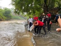 Jaga Kelestarian Lingkungan, Camat Dentim dan Bagian Prokopim Serta Karang Taruna Tebar Ribuan Benih Ikan Nila di Sungai Ayung tebar ribuan benih
